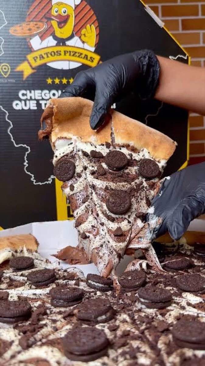 Foto original de uma fatia de pizza doce com chocolate e biscoitos